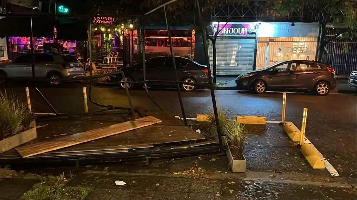 Importantes destrozos en un deck de una cafetería en la zona de Güemes