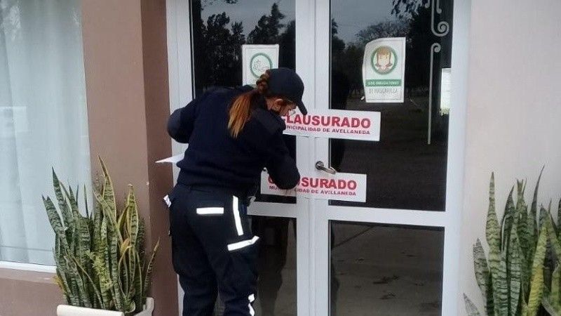 Avellaneda: desbaratan una fiesta clandestina y obligan a los asistentes a pagarse el hisopado
