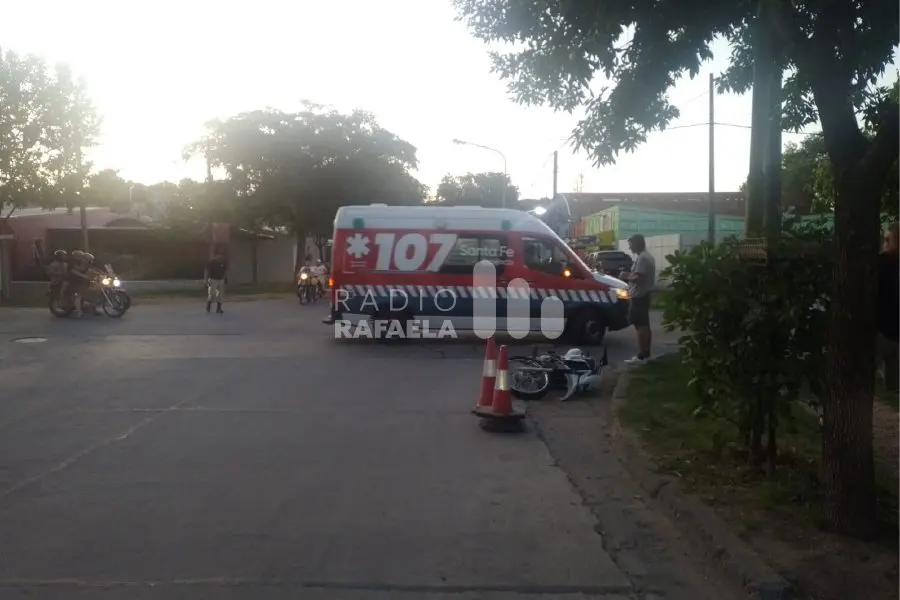 Circulaba con su hijo de cinco años sin casco y chocaron contra un automóvil: terminaron hospitalizados