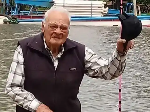 Gualeguaychuense de 97 años diseñó su arbolito de Navidad con elementos de pesca