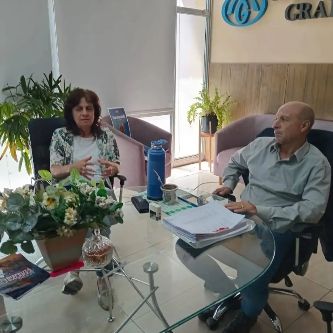 El intendente Fabián Menescardi recibió en su despacho a Patricia Aguiar.