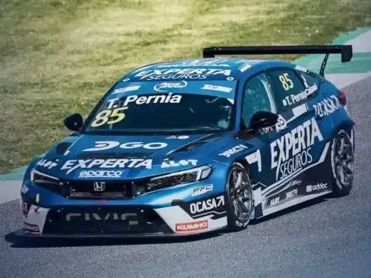 Tiago Pernía debutó el Mugello y ahora compartirá auto con Leonel.