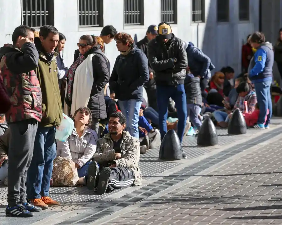 La tasa de desocupación se mantuvo en 7,6%, pero hubo un incremento en el empleo informal.