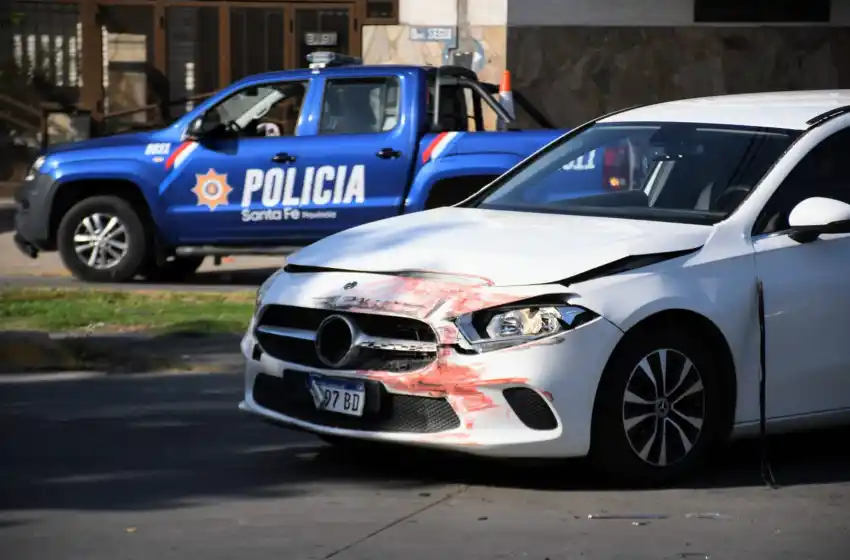 Violento robo de un auto terminó con un choque y delincuentes escapando a los tiros