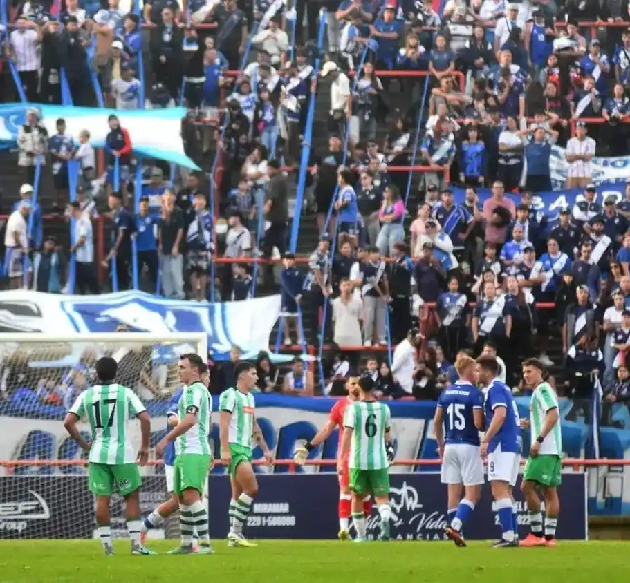 Se volverán a enfrentar por el Federal A de fútbol en en Minella con ambas hinchadas. Foto: Diario La Capital