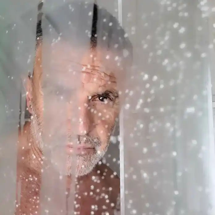 Osvaldo Laport posó completamente desnudo en un hotel entrerriano