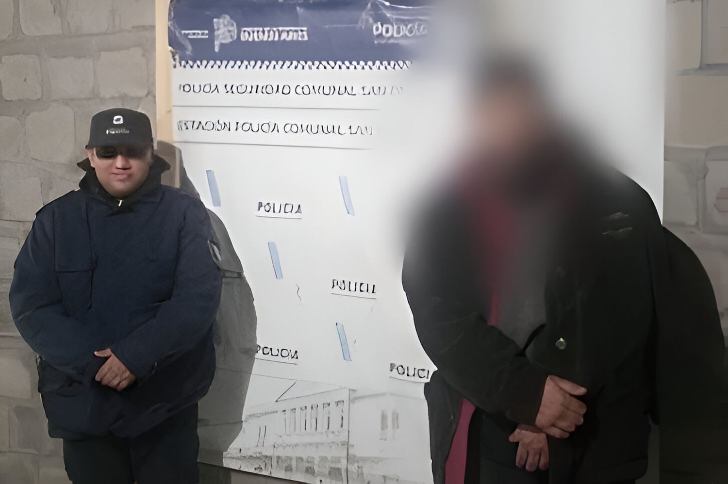 Lo encontraron arriba del techo con fines de robo y lo entregaron a la policía