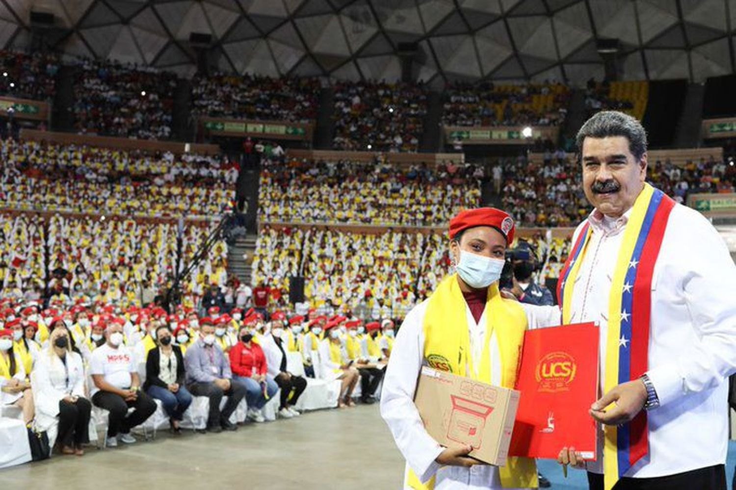 ¡CON CARRO Y APARTAMENTO INCLUIDO! Maduro gradúa a más de 3 mil «médicos sociales»
