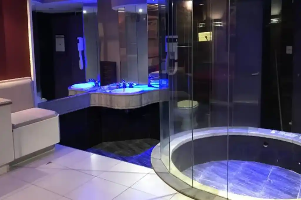 Encontraron el vehículo en un hotel alojamiento, donde la pareja se había registrado luego del hecho.