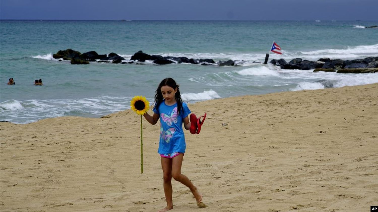 Dorian se dirige a Bahamas y Florida tras asustar a Puerto Rico