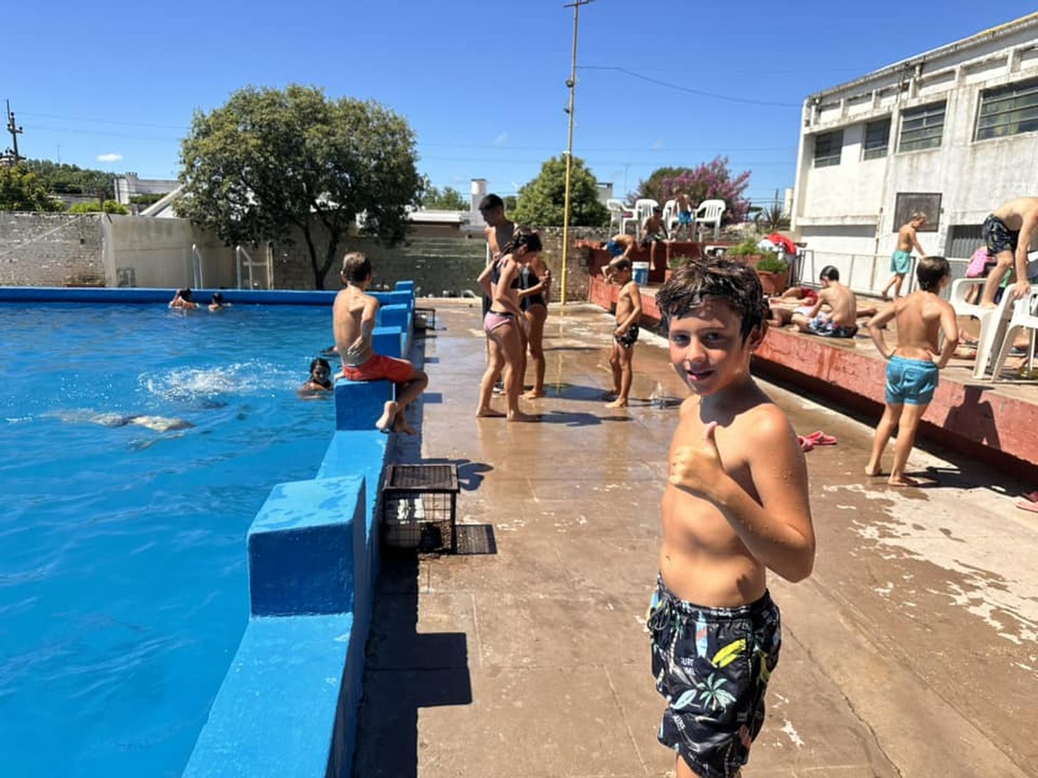 Los chicos de la localidad disfrutan el receso escolar de la mano de los clubes locales