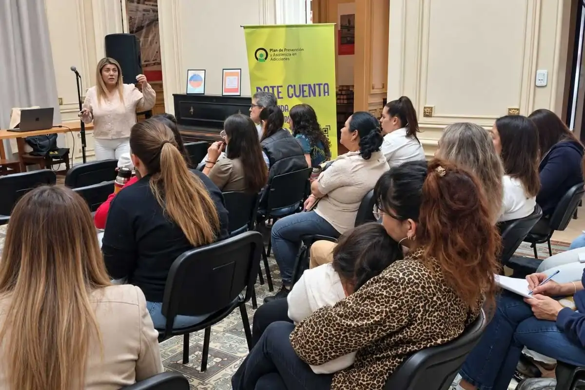 Capacitan a familias en prevención de situaciones problemáticas en niños y adolescentes
