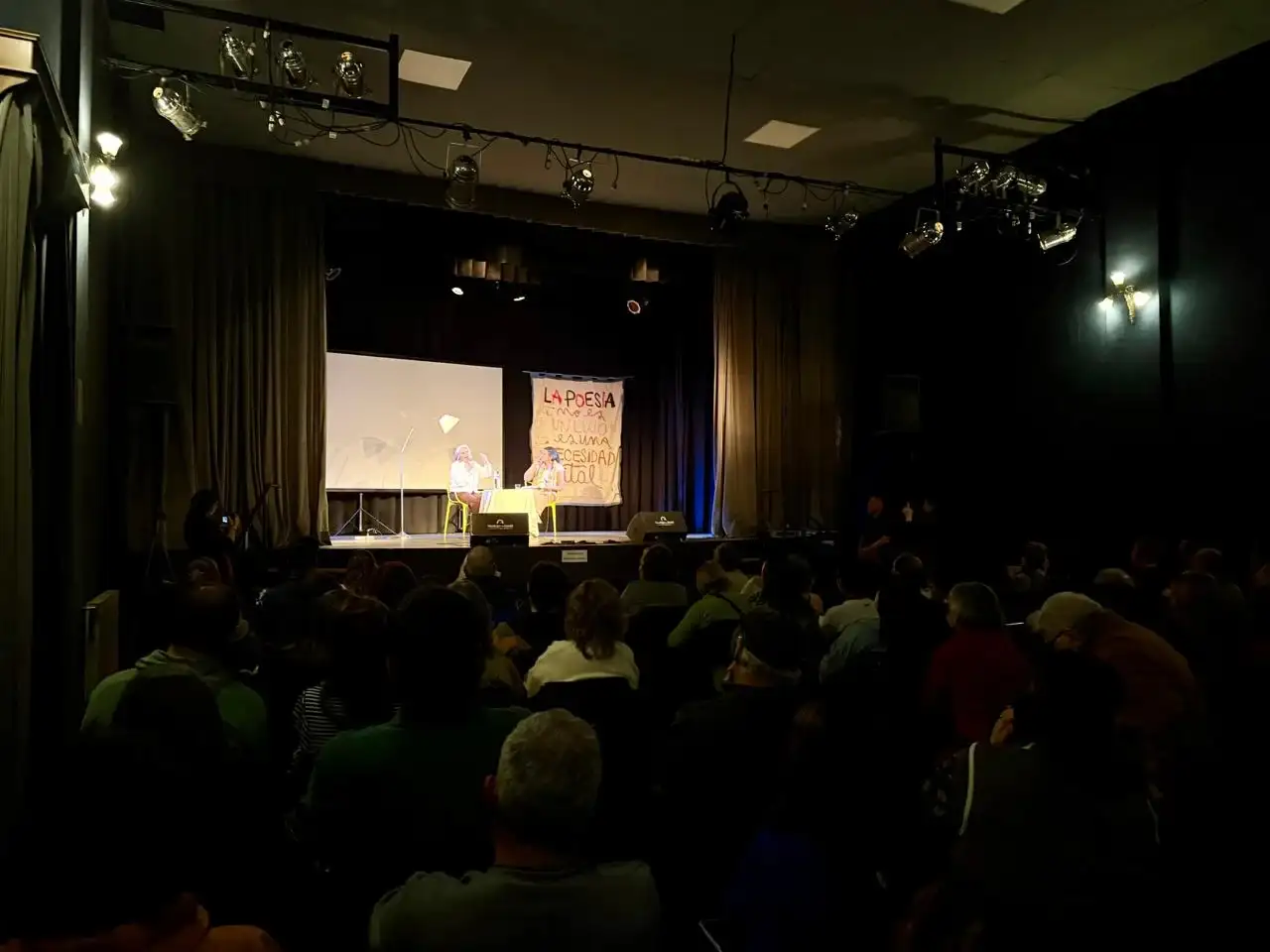Alicia Genovese en el Festival de Poesía de Tandil. El Teatro de la Confraternidad a sala llena.