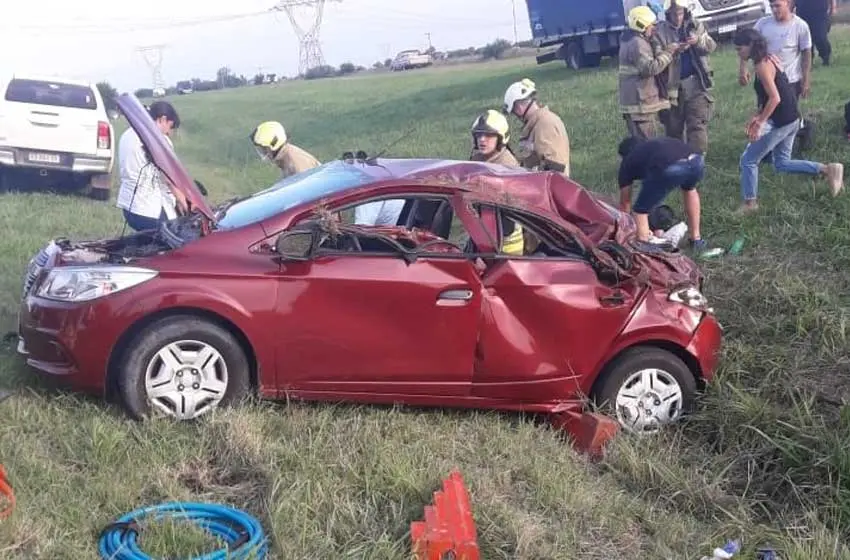 Choque en la autopista Rosario-Córdoba: despistó un auto con cinco personas a bordo