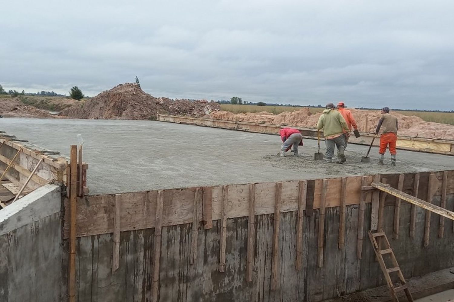 Departamento Castellanos: el Gobierno Provincial reactivó las obras hídricas en el Bajo Peretti