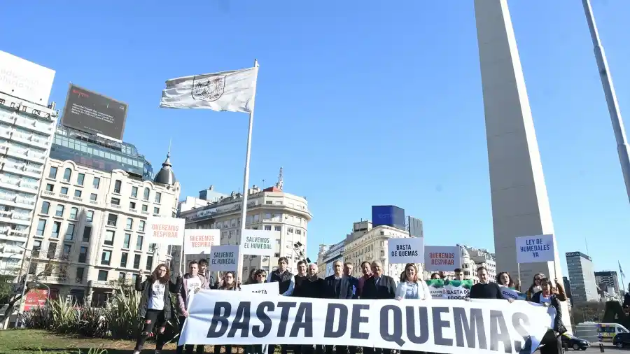 Intendentes santafesinos reclamaron en el Obelisco por los incendios en el Delta