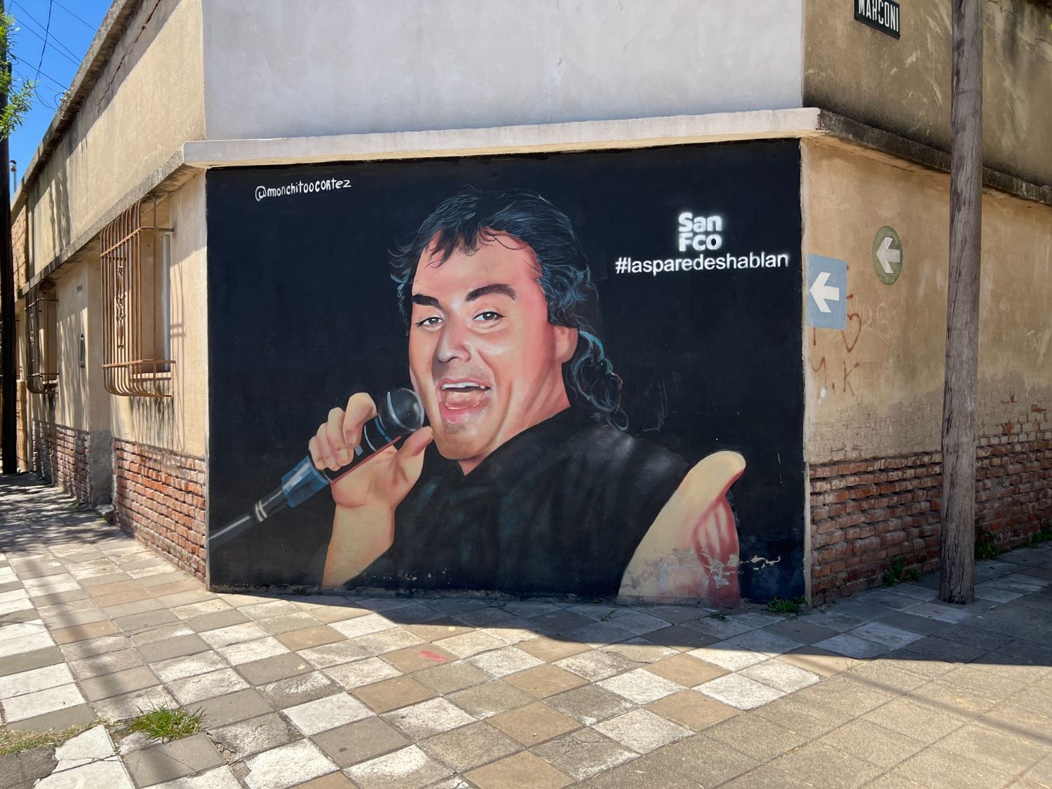 El mural en la esquina de Larrea y Marconi sigue convocando seguidores que recuerdan a Gary