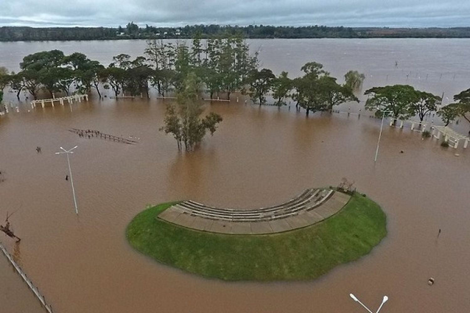 El río Uruguay sigue creciendo y ya hay 100 familias evacuadas