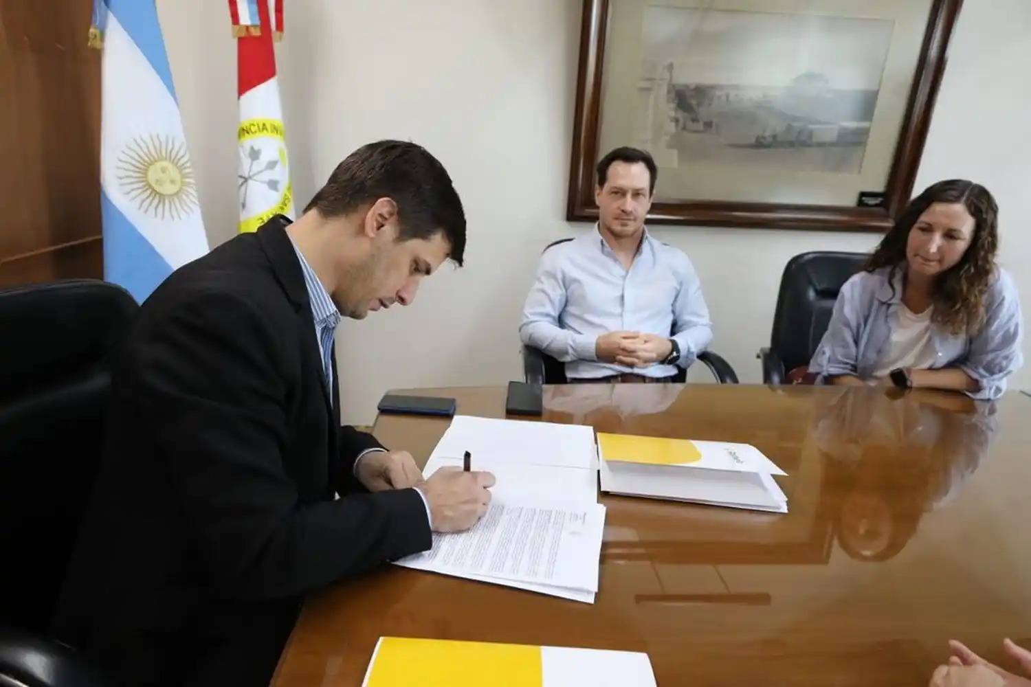 Viotti, en su depacho, con Francisco y Victoria Lagrutta.