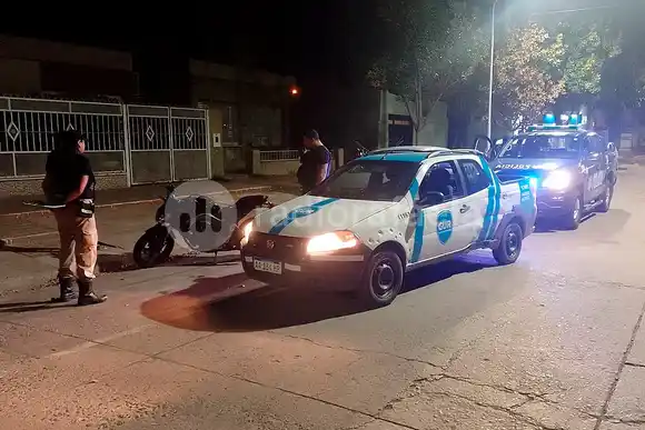 Un chistoso tiró pasto recién cortado en una boca de tormenta