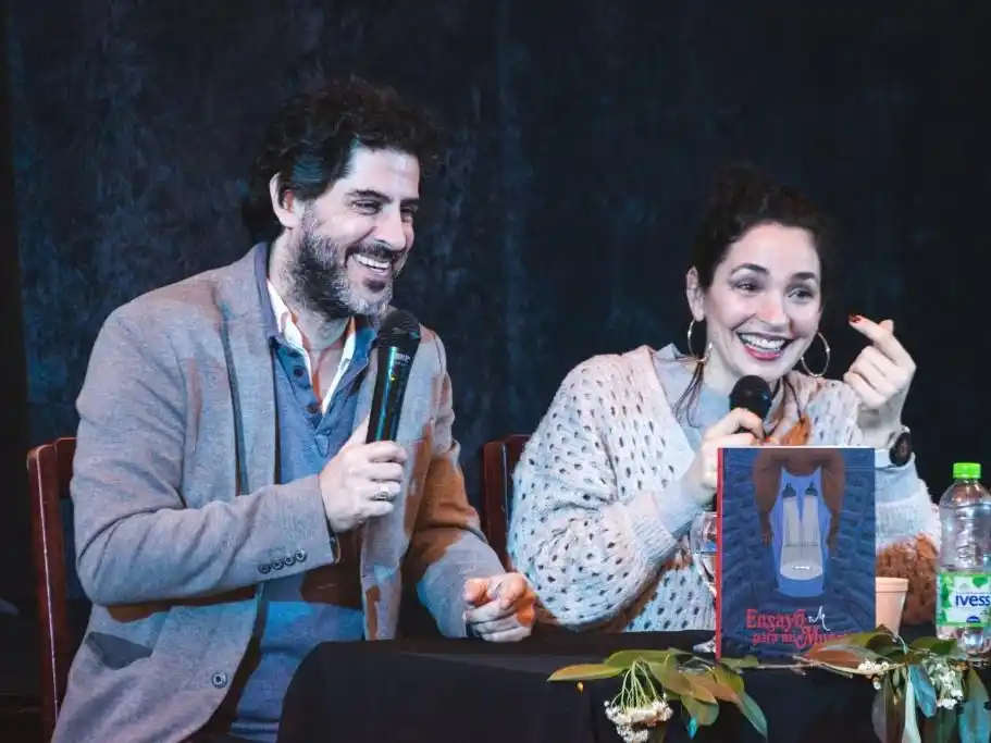 Tute (Juan Matías Loiseau) junto a su esposa y compañera de autoedición y autogestión, Pilar Vellón
