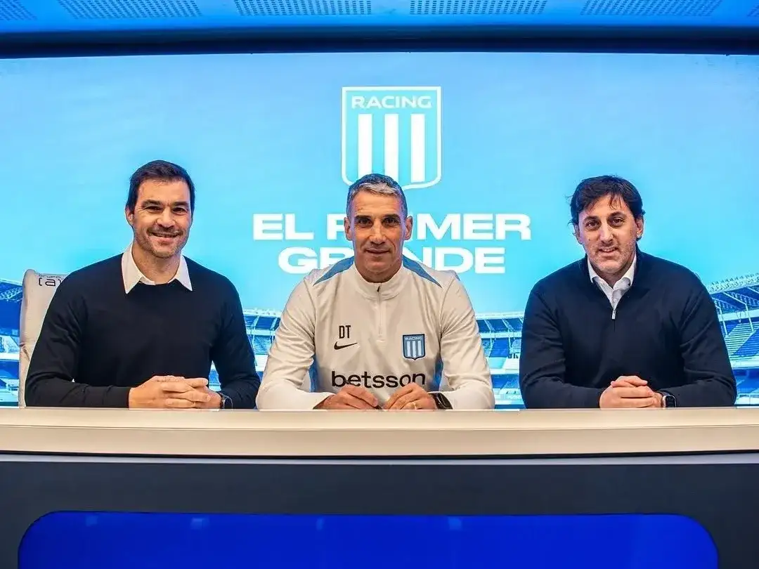Vojvoda en la presentación, junto a Saja y Milito.