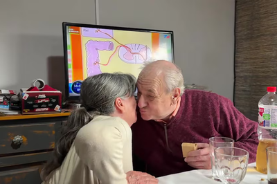Después de 57 años juntos, una mujer se animó y le pidió casamiento a su pareja: ¡mirá el emotivo momento!