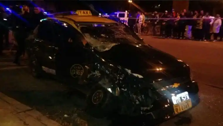 Un taxista muerto y dos policías heridos en accidente