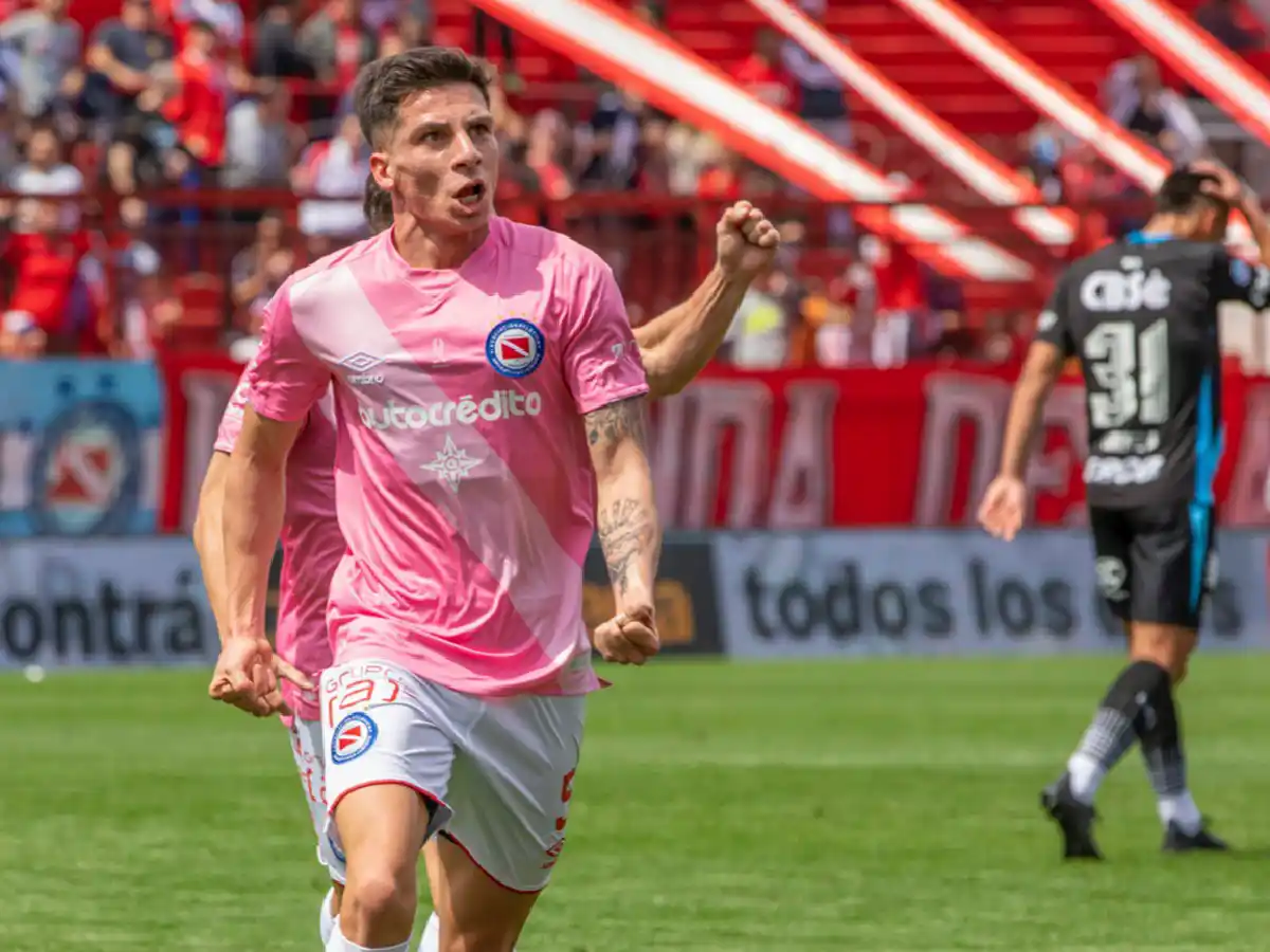 Argentinos alcanzó la cima tras vencer a Arsenal