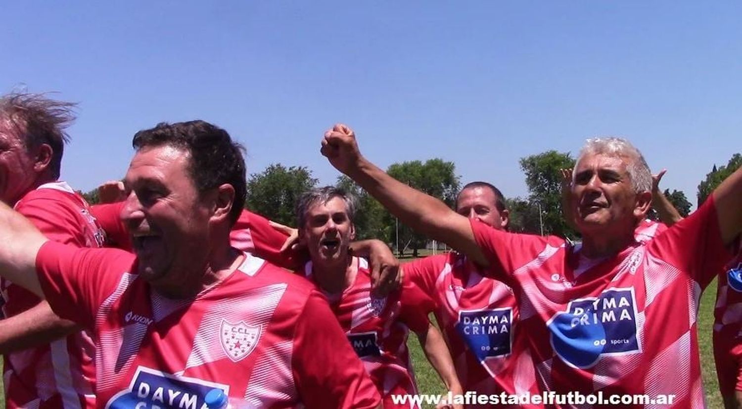 El festejo de Central Larroque. Este equipo que juega en la Liga de Veteranos de Gualeguay se quedó con el título en la Categoría +50, mientras que Paracao de Paraná se adjudicó la Categoría +60. En primer plano el festejo del goleador gualeguayense de veteranos Guillermo García que viajó como refuerzo.