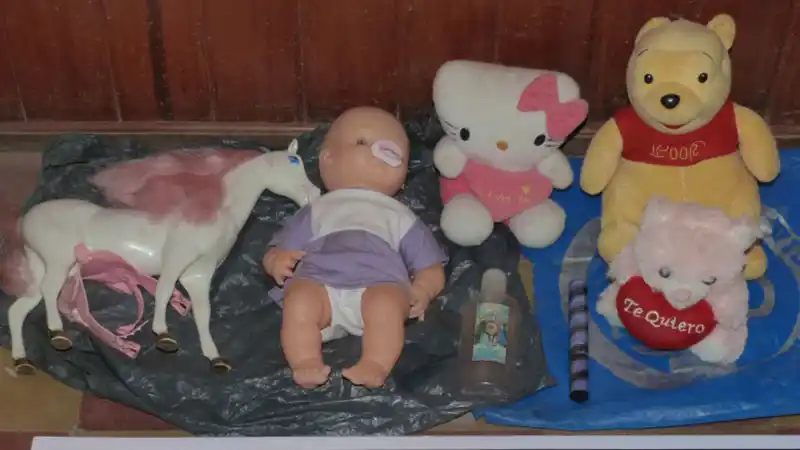 Profanaron la tumba de una niña para robar juguetes y peluches