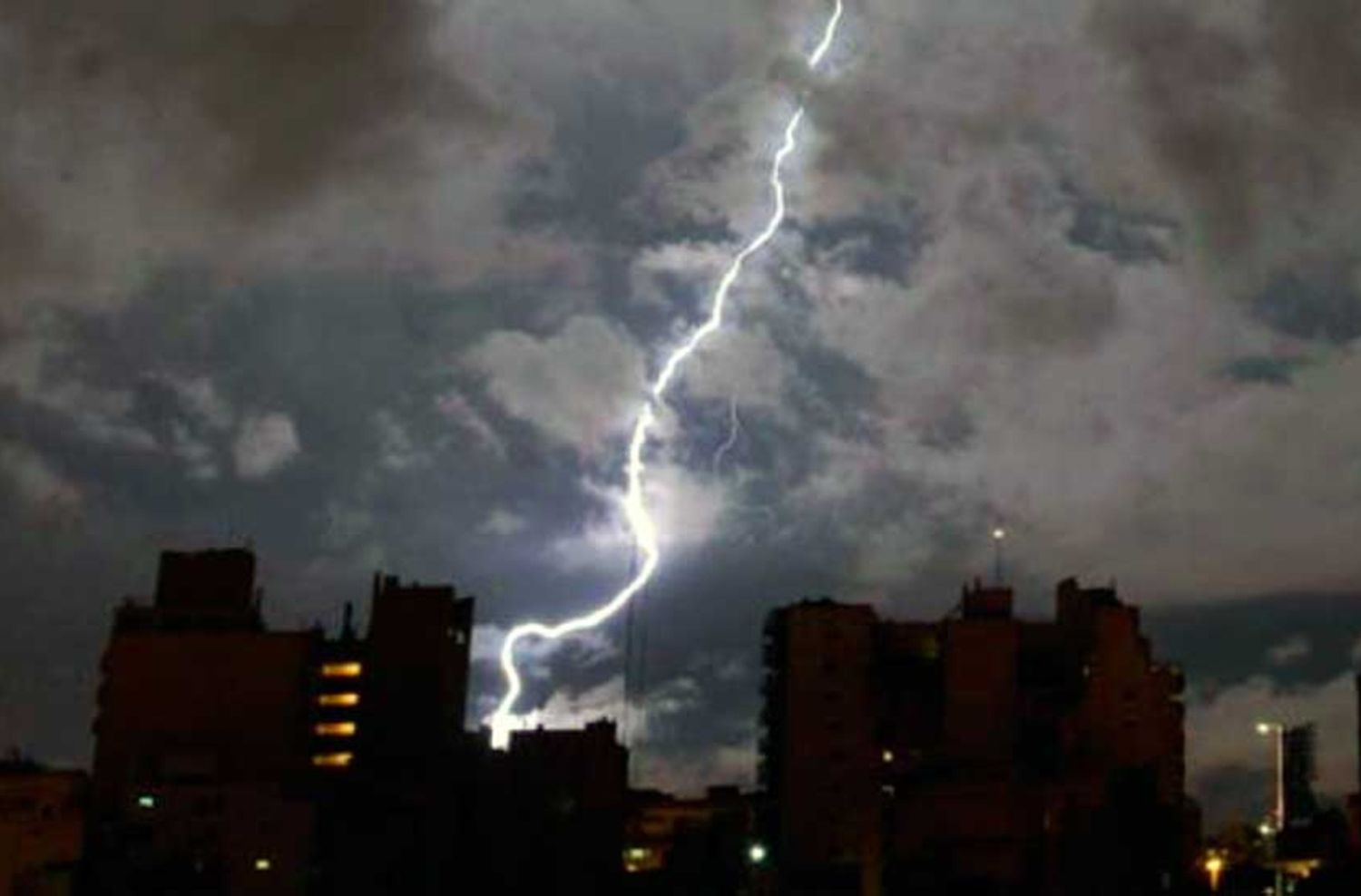 Tres barrios sin luz en Mar del Plata por la caída de un rayo