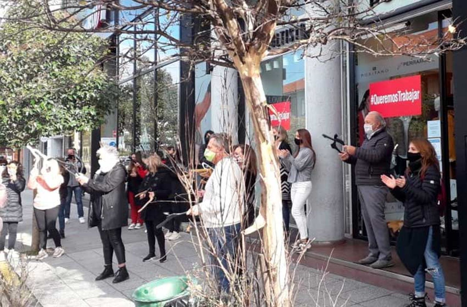 Video: comerciantes volvieron a manifestarse con cortina a media asta, alarmas y percherazo