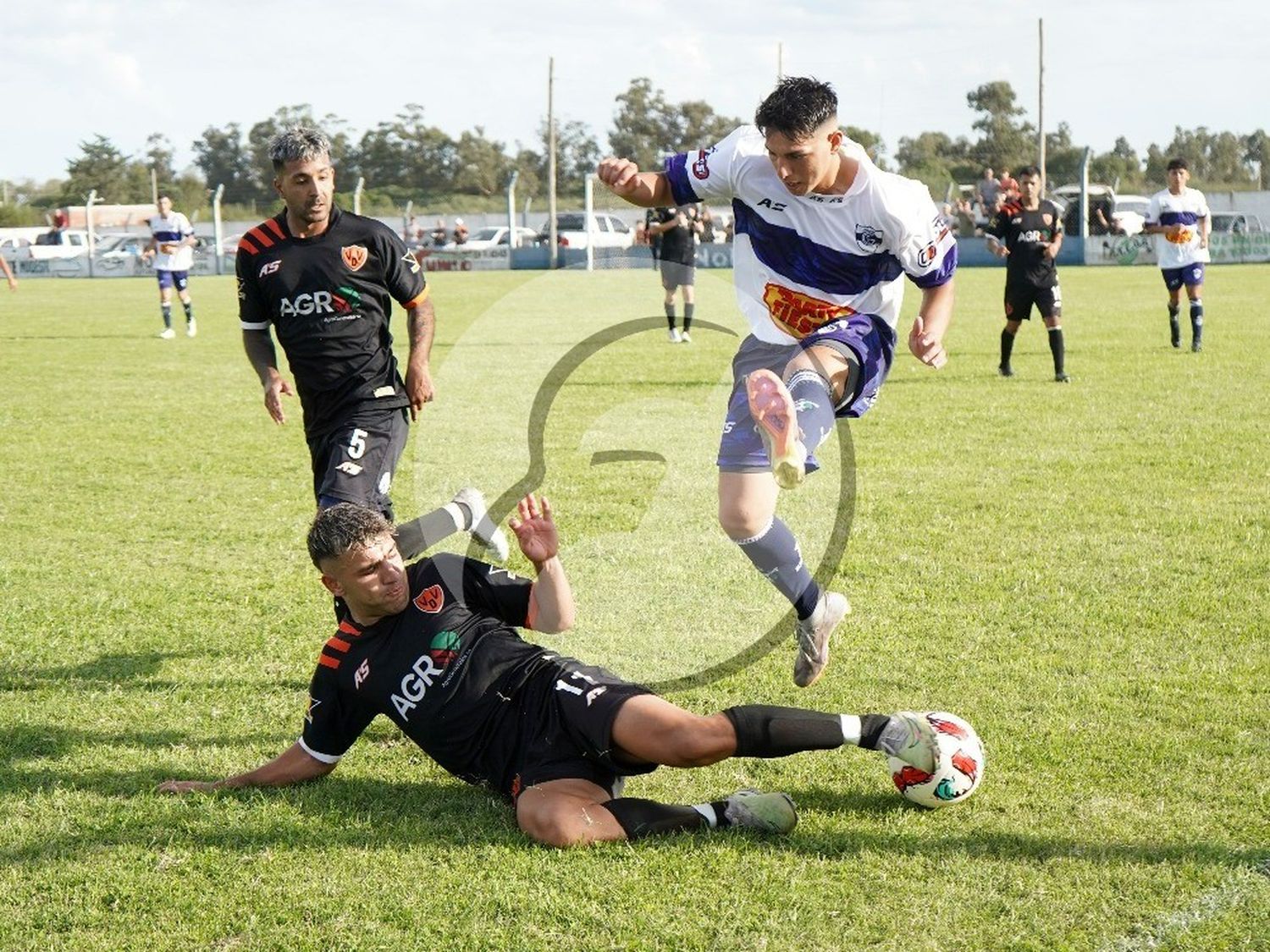 Gimnasia y Villa Díaz Vélez, a mano