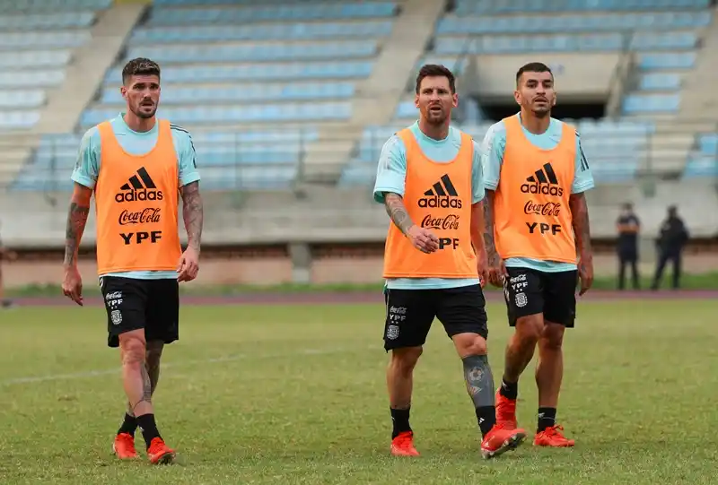 Messi, junto a De Paul y Correa en la práctica de ayer.