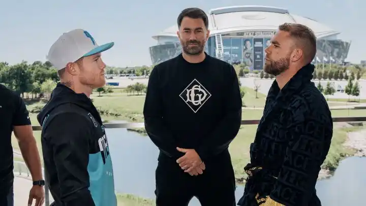 Canelo y Saunders pelean frente a 70.000 personas
