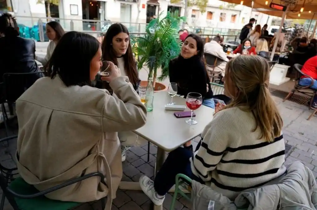 España: apertura de bares y discotecas en las regiones con pocos contagios