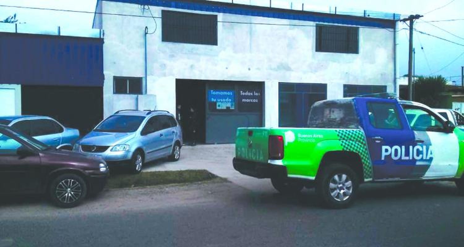 Encapuchados armados asaltaron agencia de autos en Boulevard Moreno 1300