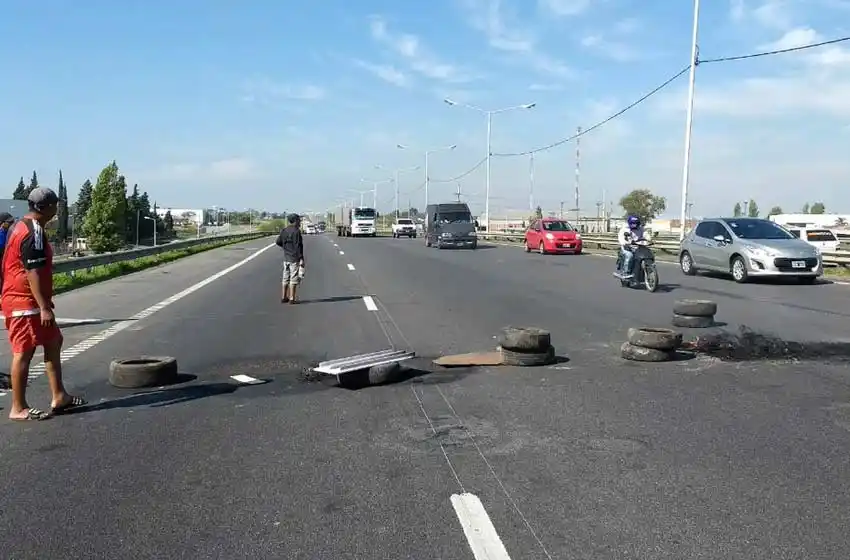 Intransitable: un puñado de manifestantes corta Circunvalación y genera caos en el tránsito