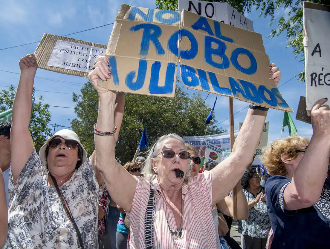 Jubilados protestan contra el recorte en sus haberes impulsado por Milei.