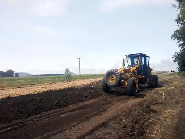 Trabajos en camino rural que une la 227 con el paraje Dos Naciones