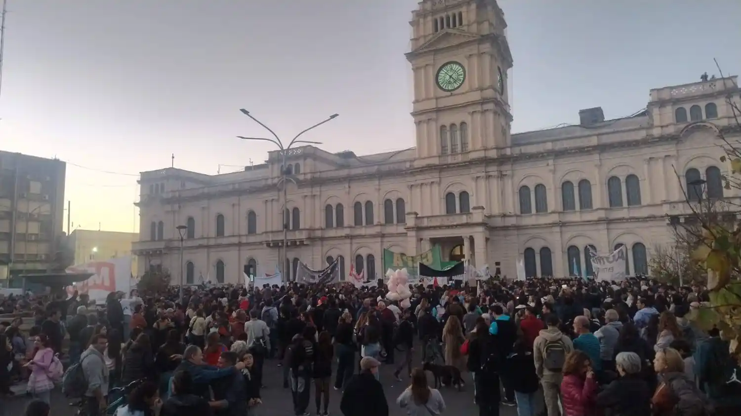 Multitudinaria movilización en Paraná en defensa de las universidades públicas y el financiamiento educativo
