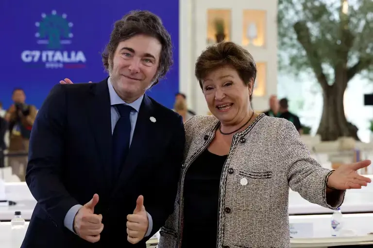 Javier Milei con la directora del FMI en Italia (REUTERS)