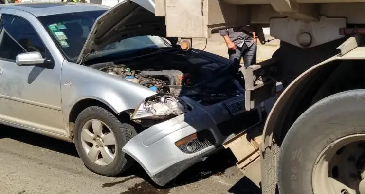 Un auto chocó por detrás a un camión en el semáforo de Juan B. Justo y Mitre