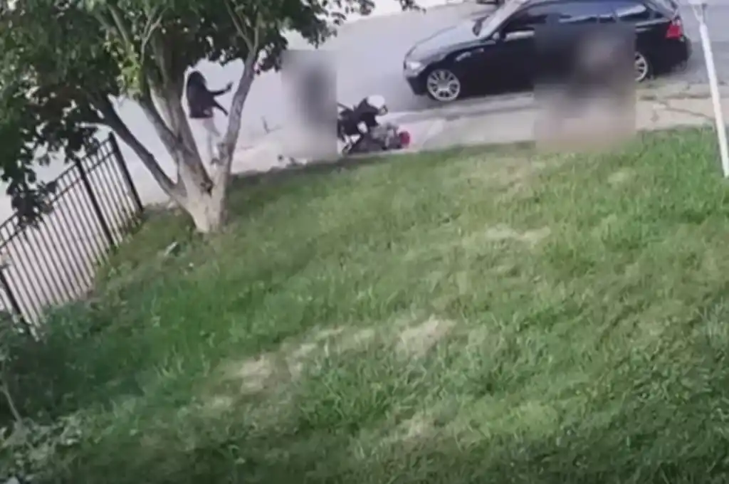 La mujer atacó a la familia por la espalda. (Captura: phillypolice.com)