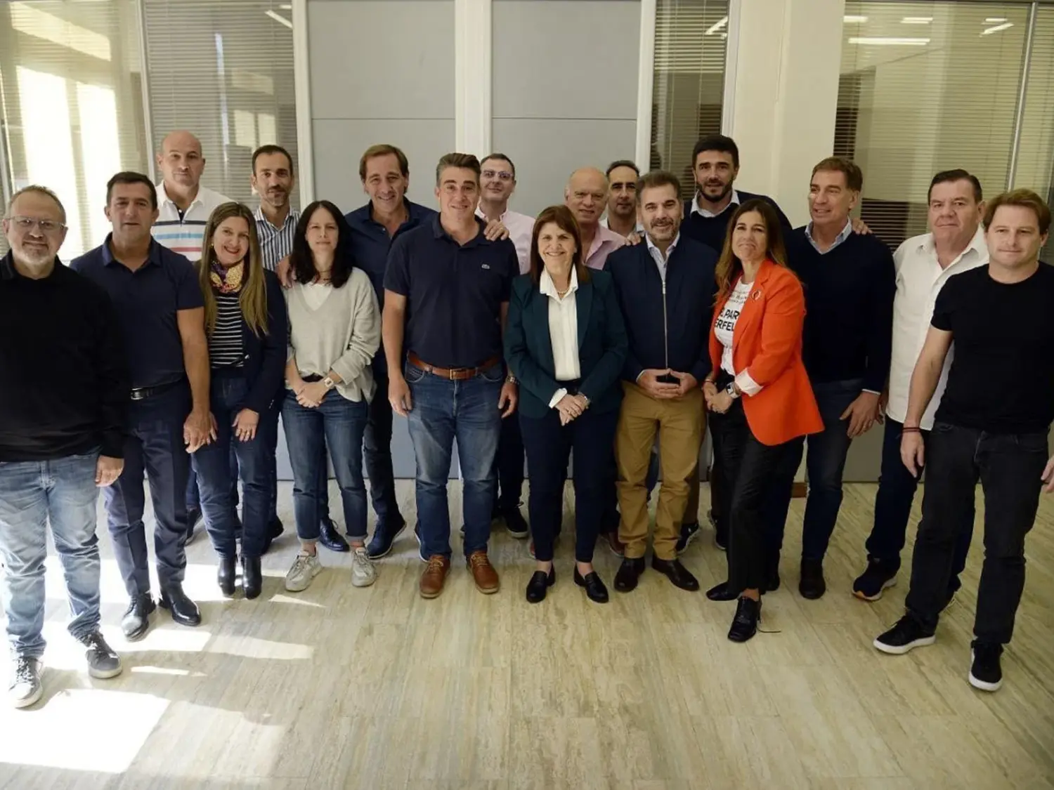 Patricia Bullrich junto a intendentes bonaerenses en una reunión de abril.