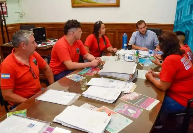 Miembros de K-9 junto al secretario Olegario Escobar.