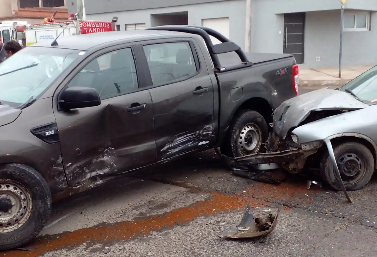 Choque entre dos autos en Pueyrredón y Brandsen