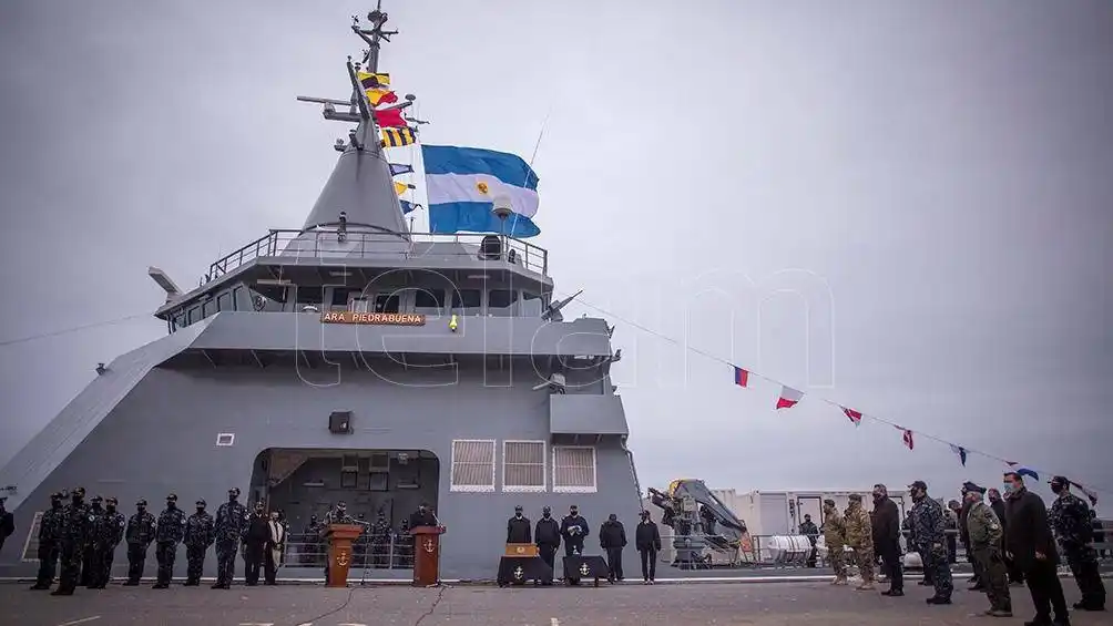 Rossi encabezó una revista naval por el arribo del patrullero ARA Piedrabuena