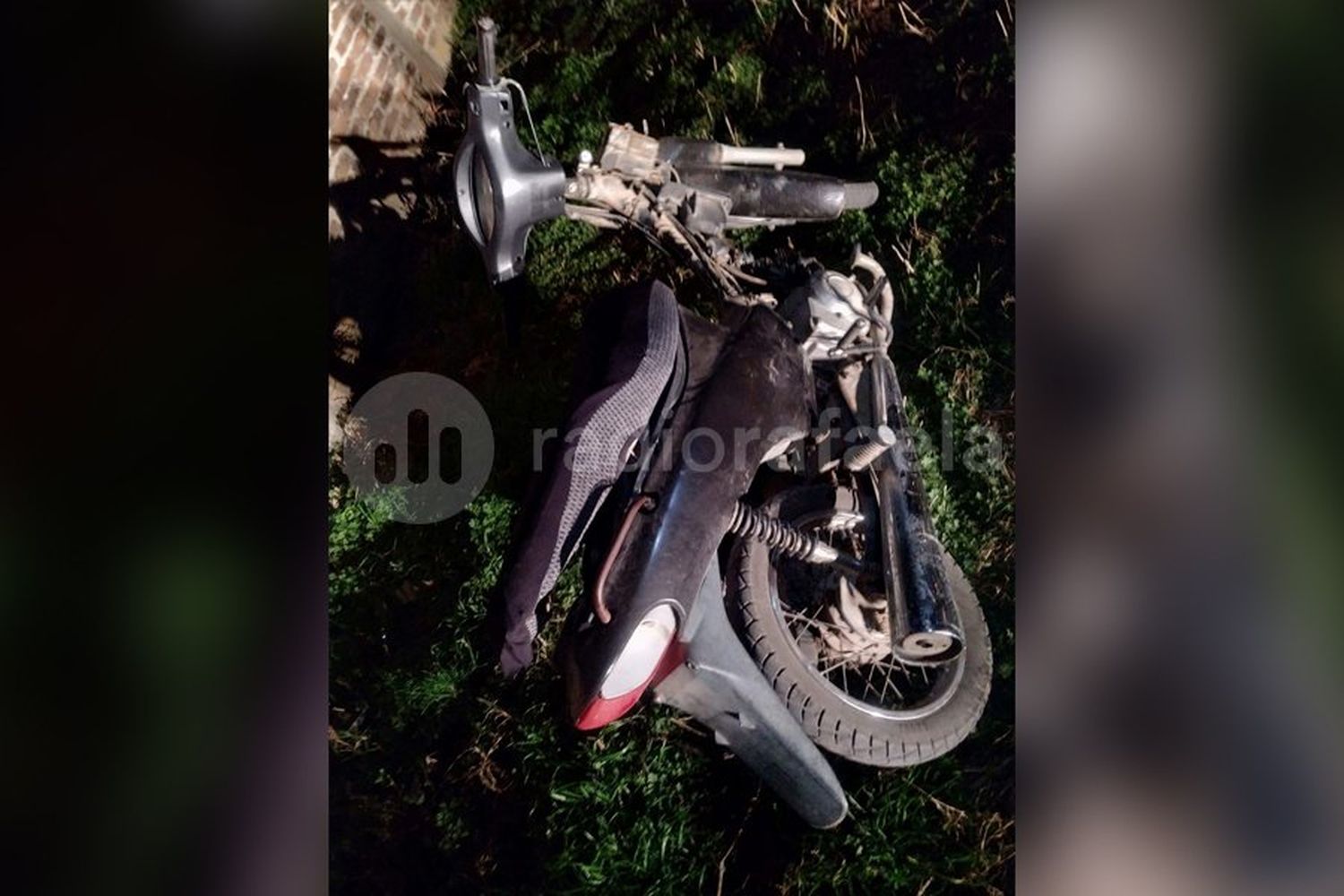 Robaron una moto, la escondieron atrás de una casa y huyeron